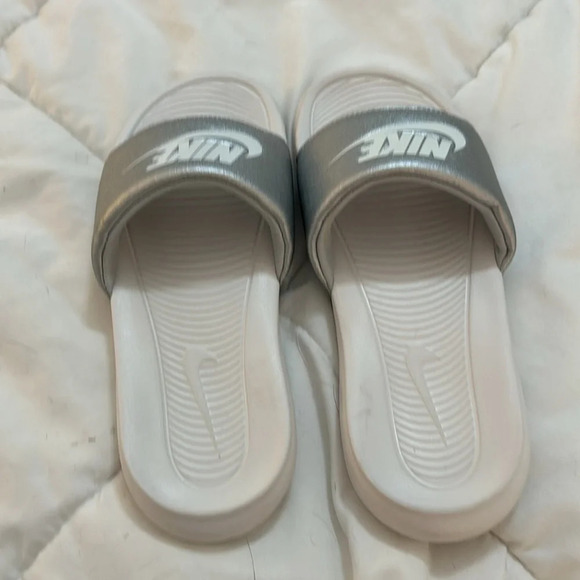 Nike Silver Men's Victori One Shower Squash Shoe size 8 slide - Picture 3 of 5